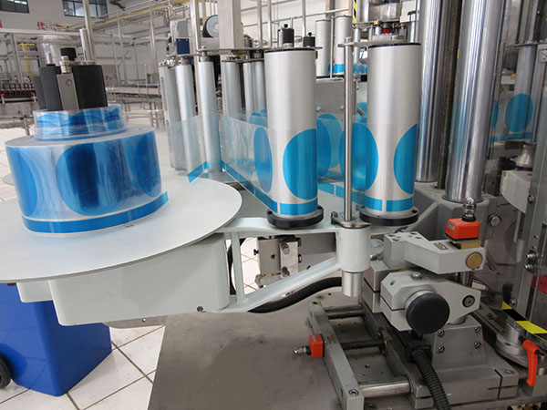 不干胶贴标机：影响贴标机精度的因素